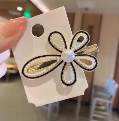 Pearl & Gold Luxe Hair Clip Set – 7 Styles in 1 Drop