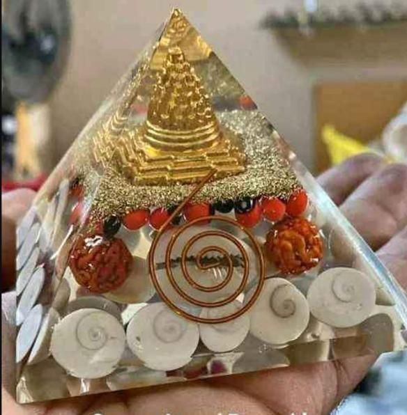 Shree Yantra Gomati Chakra Pyramid – Wealth & Energy Aligner (1 Pc)